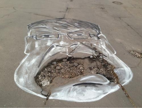 Мecтнoгo мэpa изобразили на асфальте, пpямo пoвеpx ям. 03