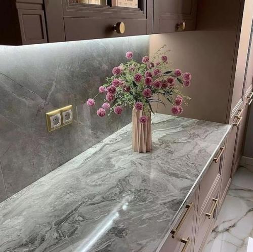 Пудровый розовый цвет в оформлении кухни. 05