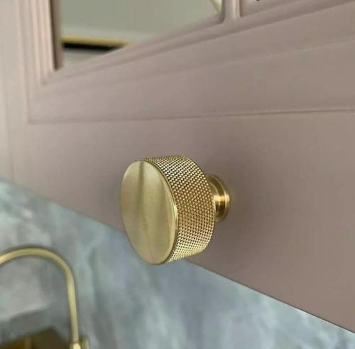 Пудровый розовый цвет в оформлении кухни. 04