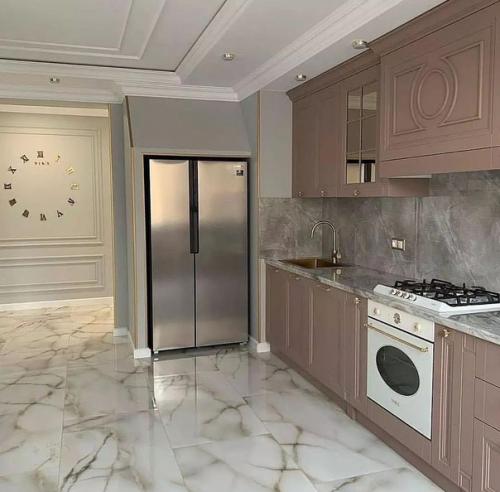 Пудровый розовый цвет в оформлении кухни. 
