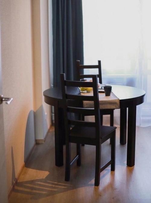 Черная кухня выглядит весьма интересно. 01