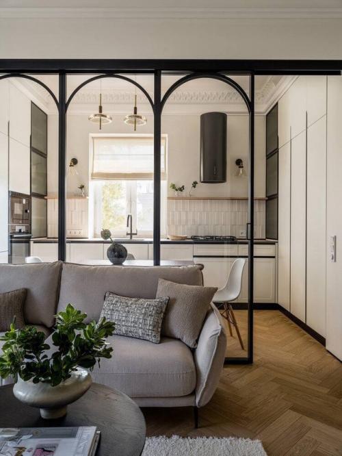 Сталинка с характером: белая кухня и винтажные акценты. 02