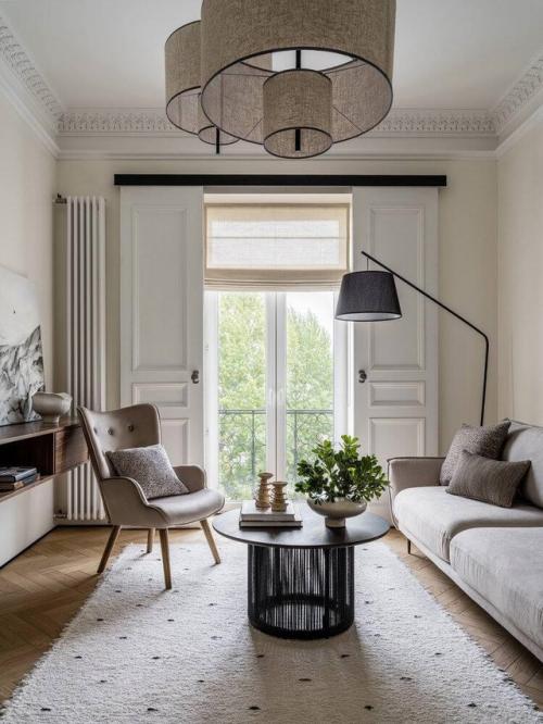 Сталинка с характером: белая кухня и винтажные акценты. 03