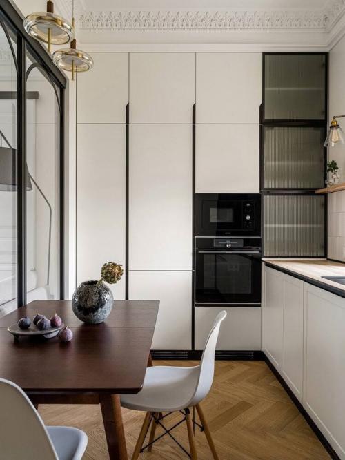 Сталинка с характером: белая кухня и винтажные акценты. 01