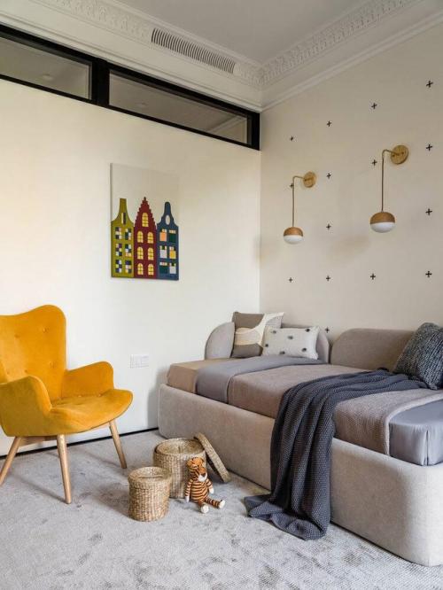 Сталинка с характером: белая кухня и винтажные акценты. 07