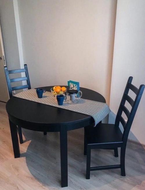 Черная кухня выглядит весьма интересно.