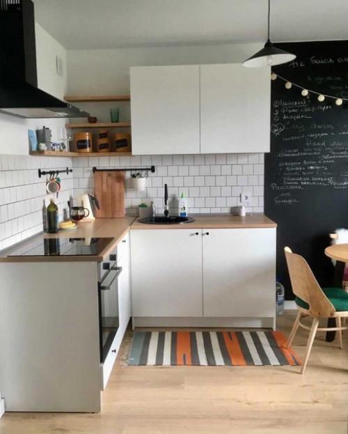 Замечательная кухня с большим количеством уютных деталей.