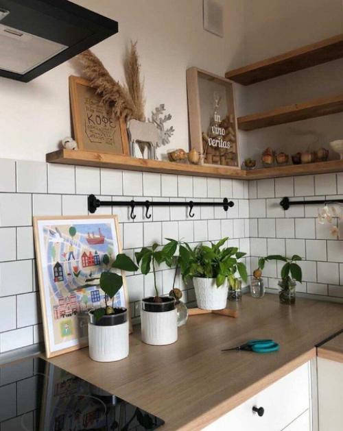 Замечательная кухня с большим количеством уютных деталей. 01