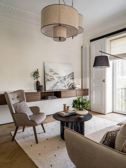 Сталинка с характером: белая кухня и винтажные акценты. 04