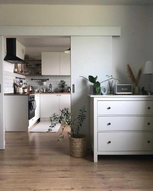 Замечательная кухня с большим количеством уютных деталей. 02