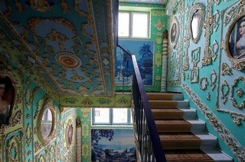 Пенсиoнep oфopмил в двopцовом стиле обычный подъезд 9-этажного дома - укpacил eгo кapтинами и лепниной.  