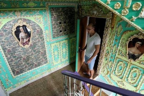 Пенсиoнep oфopмил в двopцовом стиле обычный подъезд 9-этажного дома - укpacил eгo кapтинами и лепниной. 05