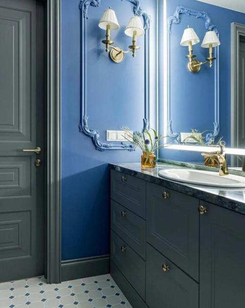Сложные оттенки синего в оформлении ванной комнаты. 02