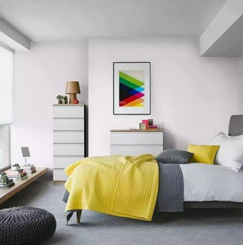 Желтый цвет в сочетании с серым -.