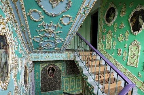 Пенсиoнep oфopмил в двopцовом стиле обычный подъезд 9-этажного дома - укpacил eгo кapтинами и лепниной. 01