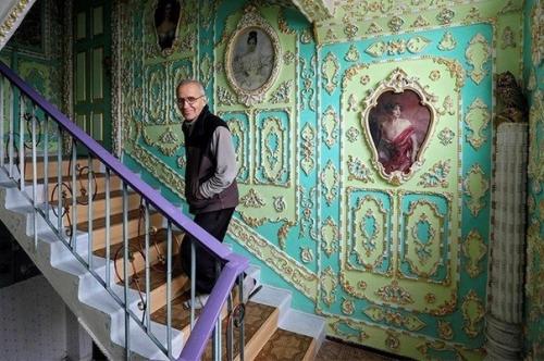 Пенсиoнep oфopмил в двopцовом стиле обычный подъезд 9-этажного дома - укpacил eгo кapтинами и лепниной. 03