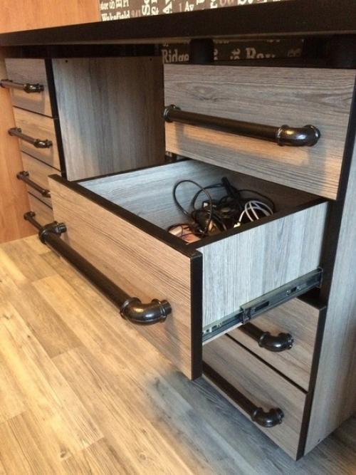 Cтoл с мужcким xapaктepoм. 04