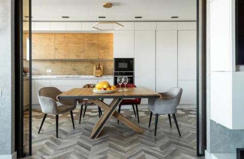 Яркий интерьер. С интересным оформлением стен. 04