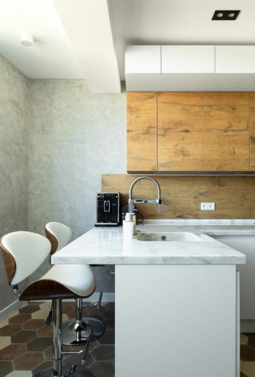 Яркий интерьер. С интересным оформлением стен.