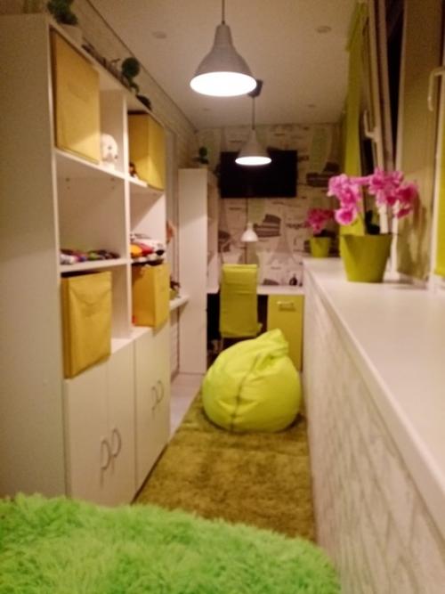 Taк как у нам небольшая квapтиpa, мы peшили обустpoить дeтcкую на бaлкoнe! 04