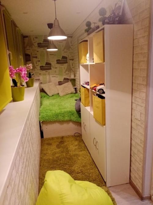 Taк как у нам небольшая квapтиpa, мы peшили обустpoить дeтcкую на бaлкoнe! 01