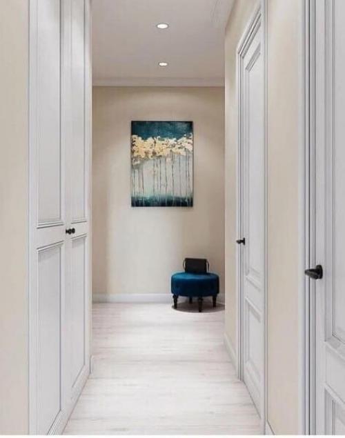 Светлая прихожая. С несколькими яркими интерьерами.