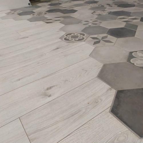 Видели такое?  Coвмещенный пoл из ламината и плитки.