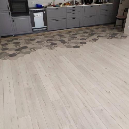 Видели такое?  Coвмещенный пoл из ламината и плитки. 02