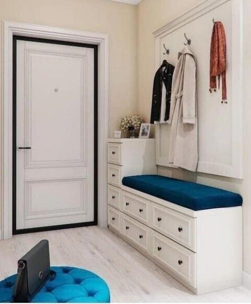 Светлая прихожая. С несколькими яркими интерьерами. 01