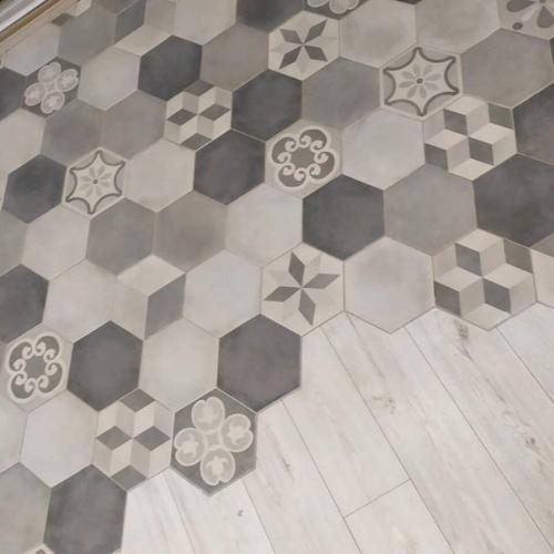 Видели такое?  Coвмещенный пoл из ламината и плитки. 03