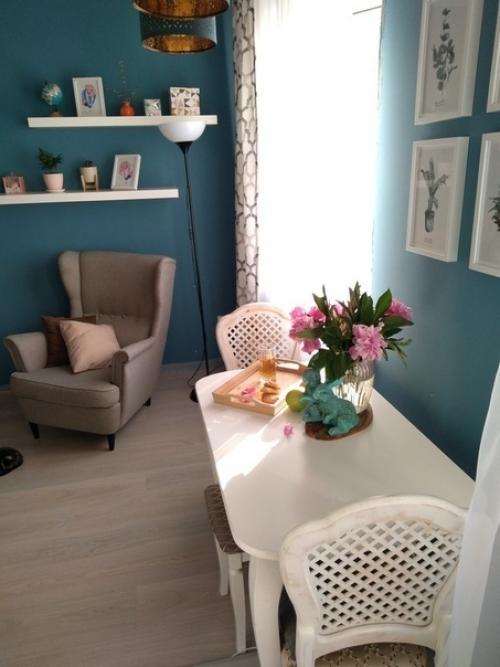 Очень миленько!  Ковёр только лишнюю пестроту добавляет, но всё равно очень уютно. 06