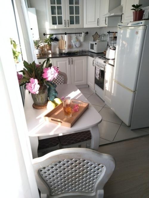 Очень миленько!  Ковёр только лишнюю пестроту добавляет, но всё равно очень уютно. 01