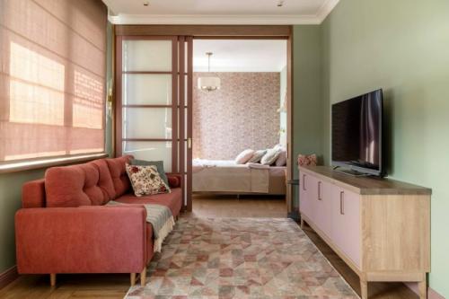 Этот интерьер словно создан для спокойной жизни без спешки. 03