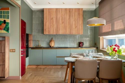 Этот интерьер словно создан для спокойной жизни без спешки. 01