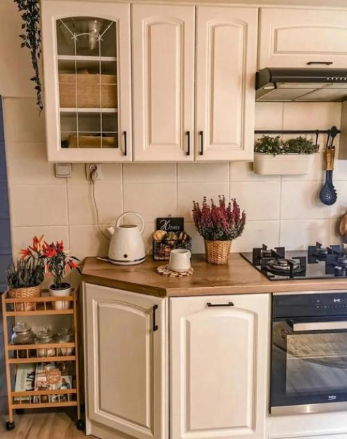 Мне очень импонируют такие светлые, теплые интерьеры, со множеством уютного декора. 01