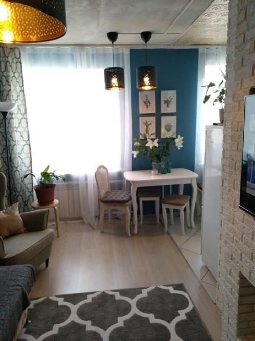 Очень миленько!  Ковёр только лишнюю пестроту добавляет, но всё равно очень уютно. 04