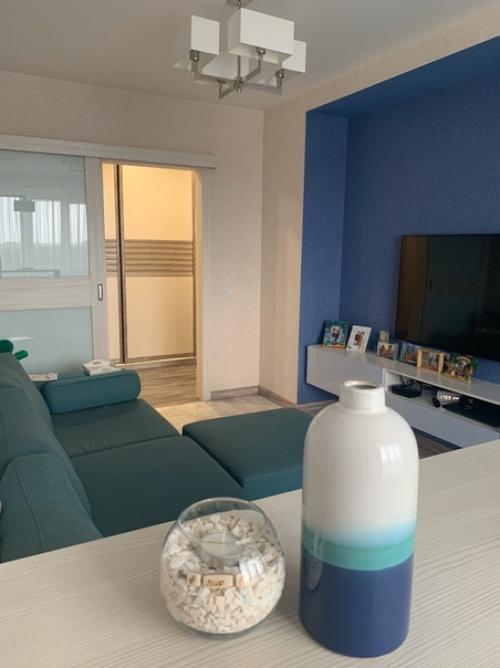 Гостиная в оттенках синего о море напоминает. 09