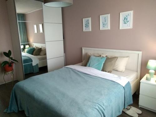 Очень миленько!  Ковёр только лишнюю пестроту добавляет, но всё равно очень уютно. 09