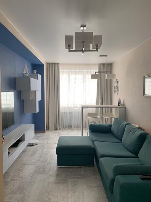 Гостиная в оттенках синего о море напоминает.