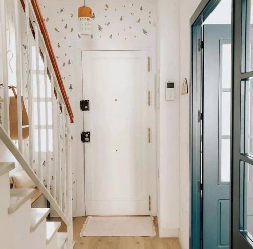 Светлый интерьер. С натуральными текстурами. 06