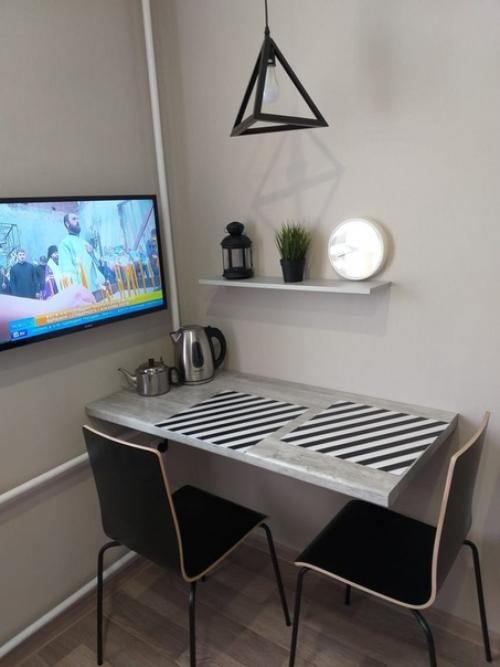 Только закончили ремонт на нашей маленькой кухне. 01