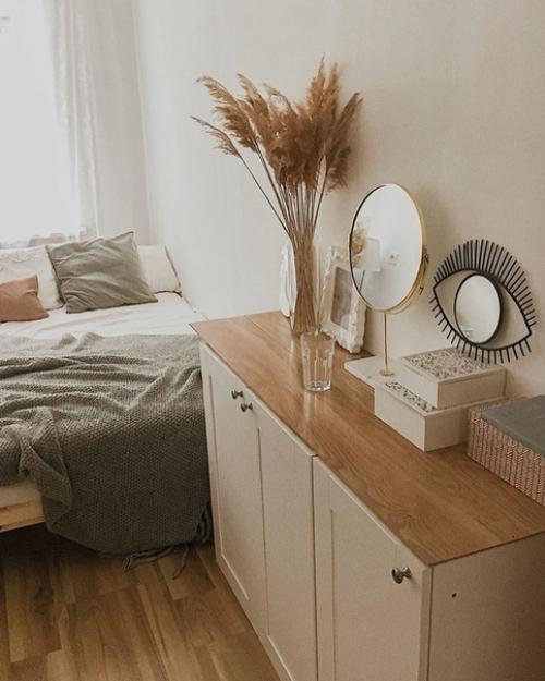 В малом пространстве старались создать спокойную, светлую спальню с приятными мелочами. 01