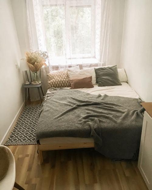 В малом пространстве старались создать спокойную, светлую спальню с приятными мелочами. 04