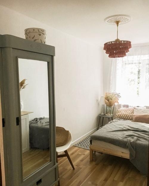 В малом пространстве старались создать спокойную, светлую спальню с приятными мелочами. 02