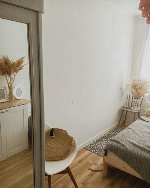 В малом пространстве старались создать спокойную, светлую спальню с приятными мелочами.