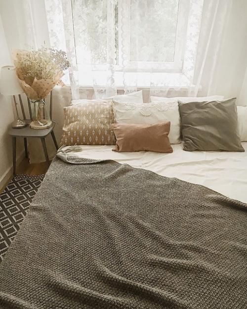 В малом пространстве старались создать спокойную, светлую спальню с приятными мелочами. 03