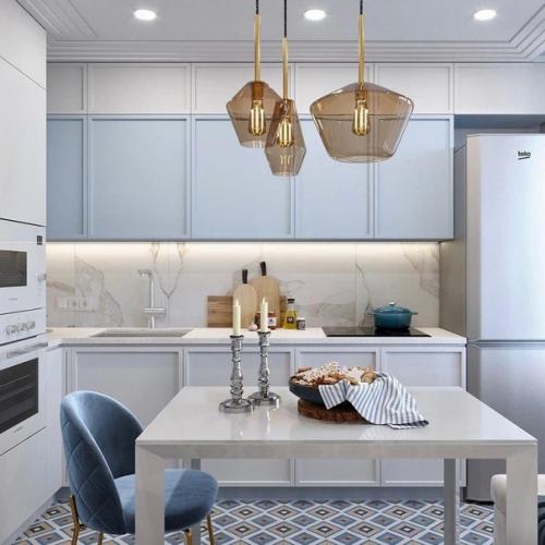 Светло-голубые оттенки в интерьере кухни. 01