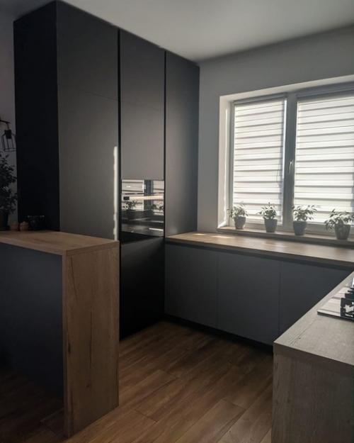 А мне без шкафчиков кажется, что чего-то не хватает. 01