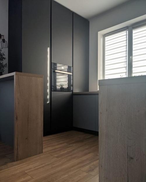 А мне без шкафчиков кажется, что чего-то не хватает. 03