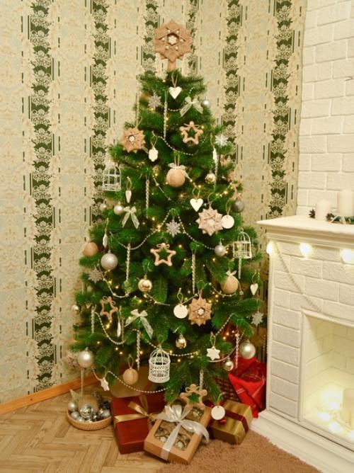 Новогодний декор - ёлочные игрушки и интерьерный веночек) делала сама, на вашу оценку. 03